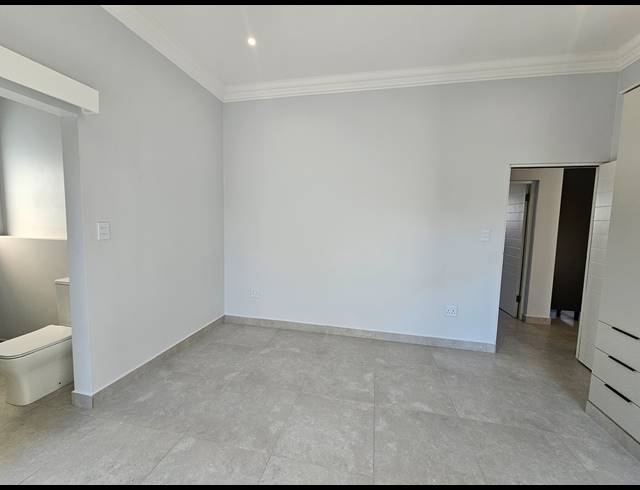 3 BEDROOM APARTMENT FOR SALE IN BRYANSTON